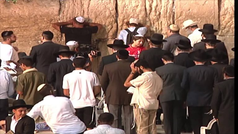 יהודים מתפללים בכותל