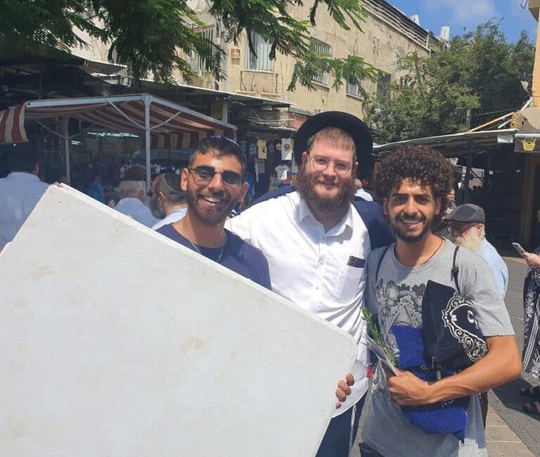 נערים מקימים דוכן תפילין משלהם ביום שישי בשוק הכרמל בתל אביב. פרסם: לוי נוישטט